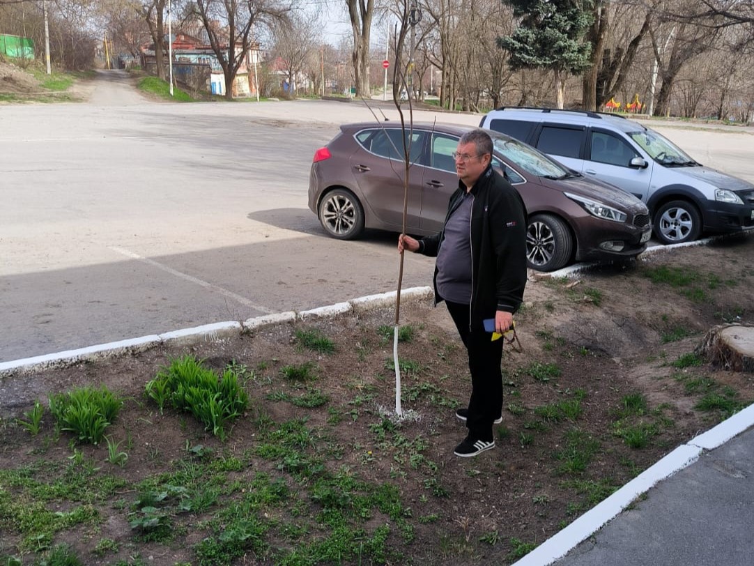 Продолжаются субботники вместе с депутатами городской Думы