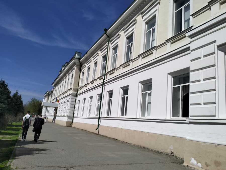 При содействии депутата горДумы в школе появятся необходимые стеллажи