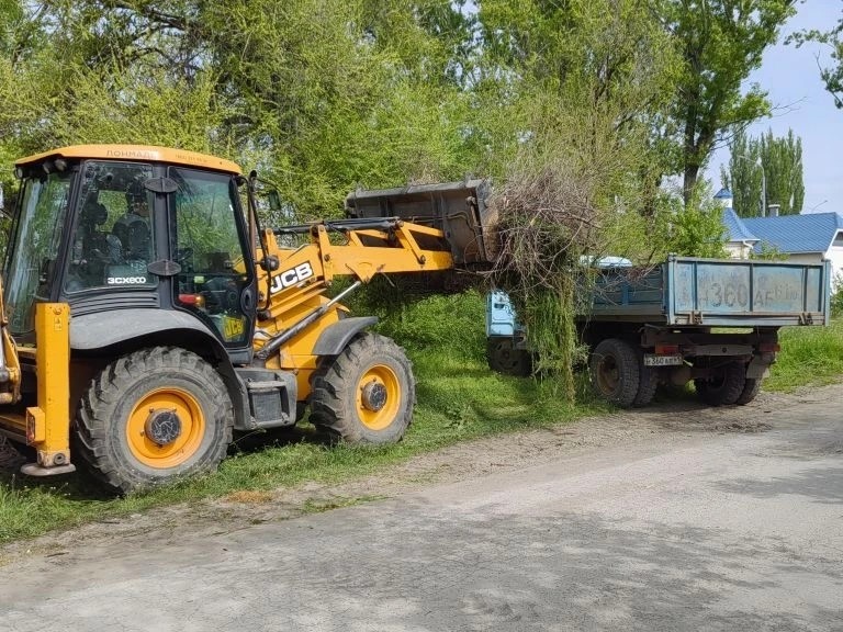 Депутат организовал субботник на улице Седова