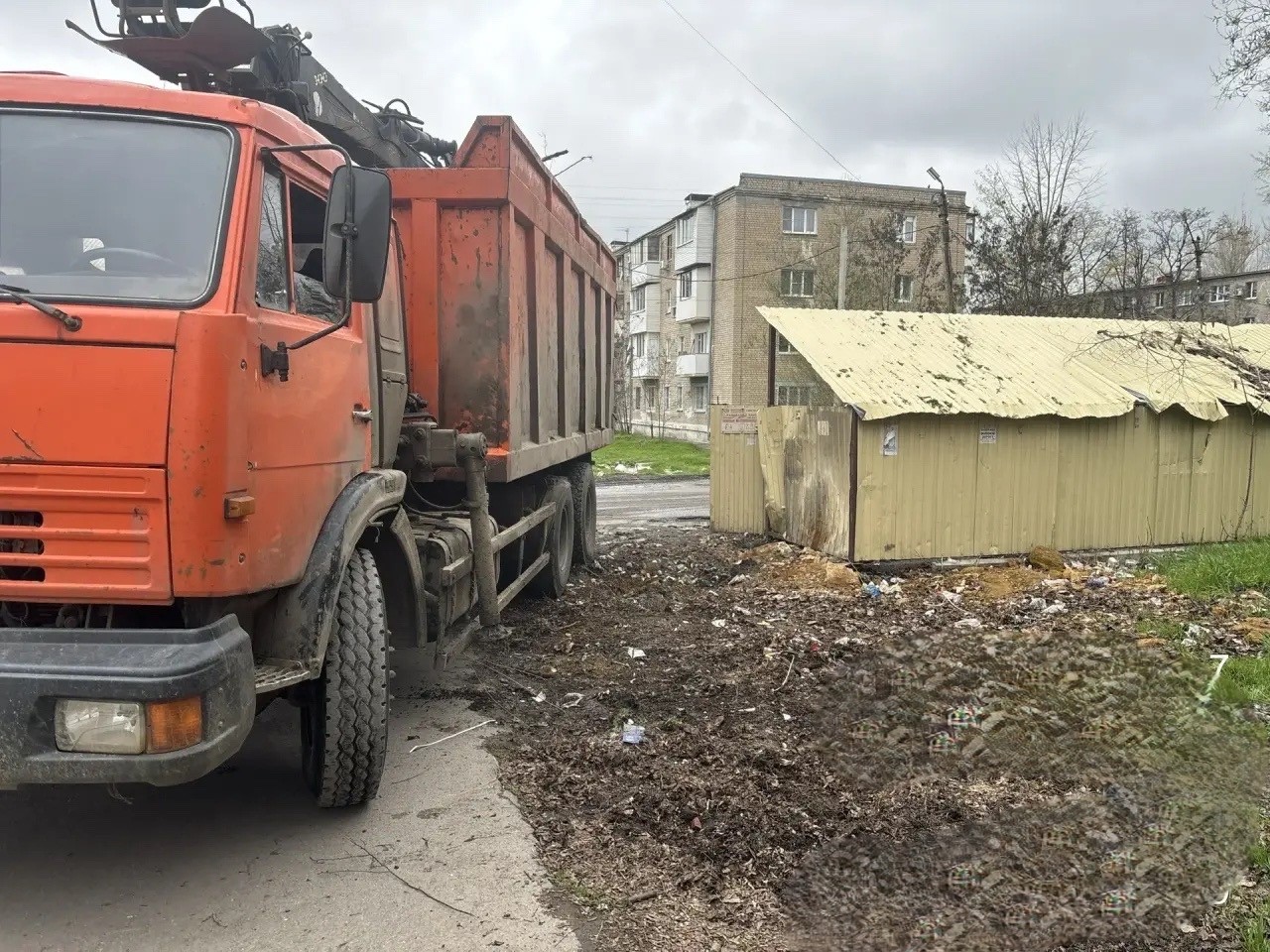 В избирательном округе №18 благоустраивают места рядом с контейнерными площадками