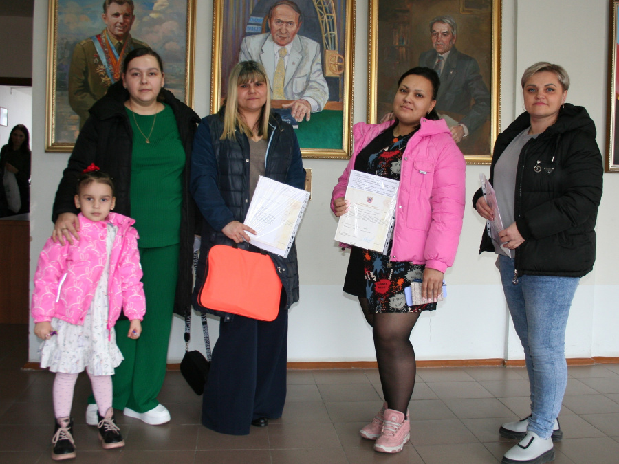 Многодетные семьи Новочеркасска продолжают получать земельные сертификаты